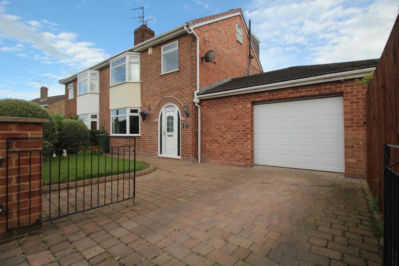 Queens Road - Luxury Spacious Home In Chester Christleton Bagian luar foto