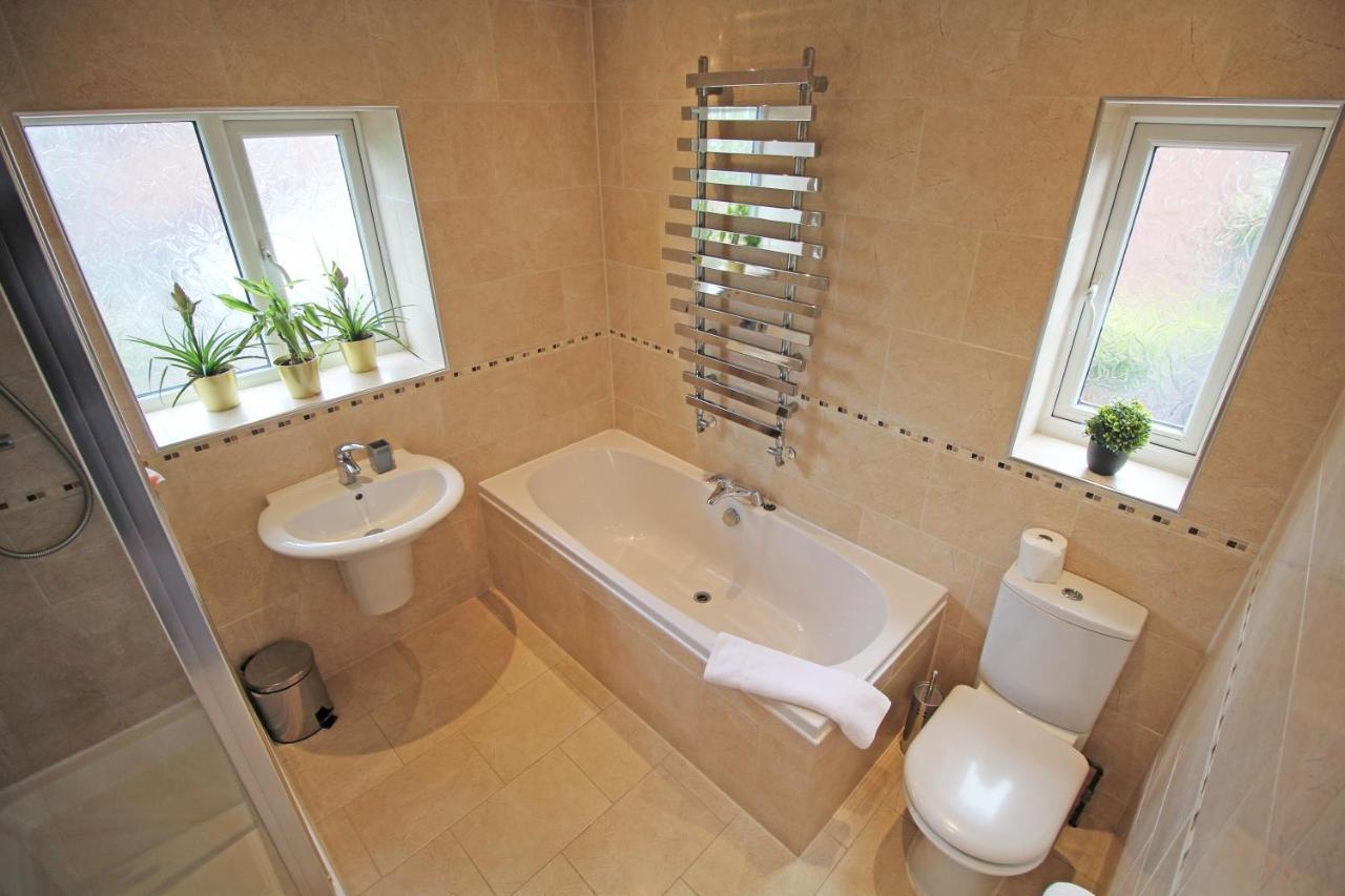 Queens Road - Luxury Spacious Home In Chester Christleton Bagian luar foto
