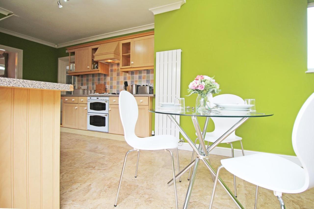 Queens Road - Luxury Spacious Home In Chester Christleton Bagian luar foto